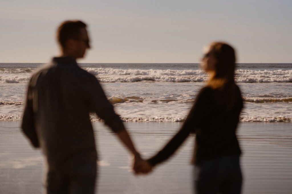 lifestyle couples photoshoot on the beach