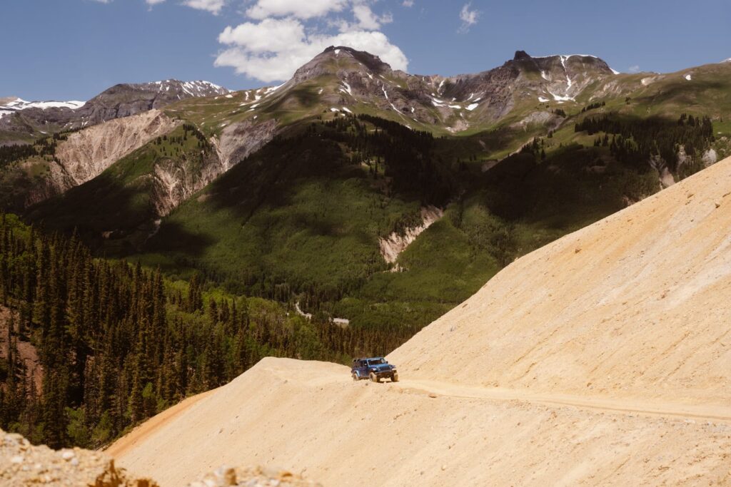 Jeep riding up the edge of the mountain