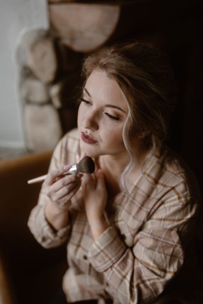 Bride putting on the final touches