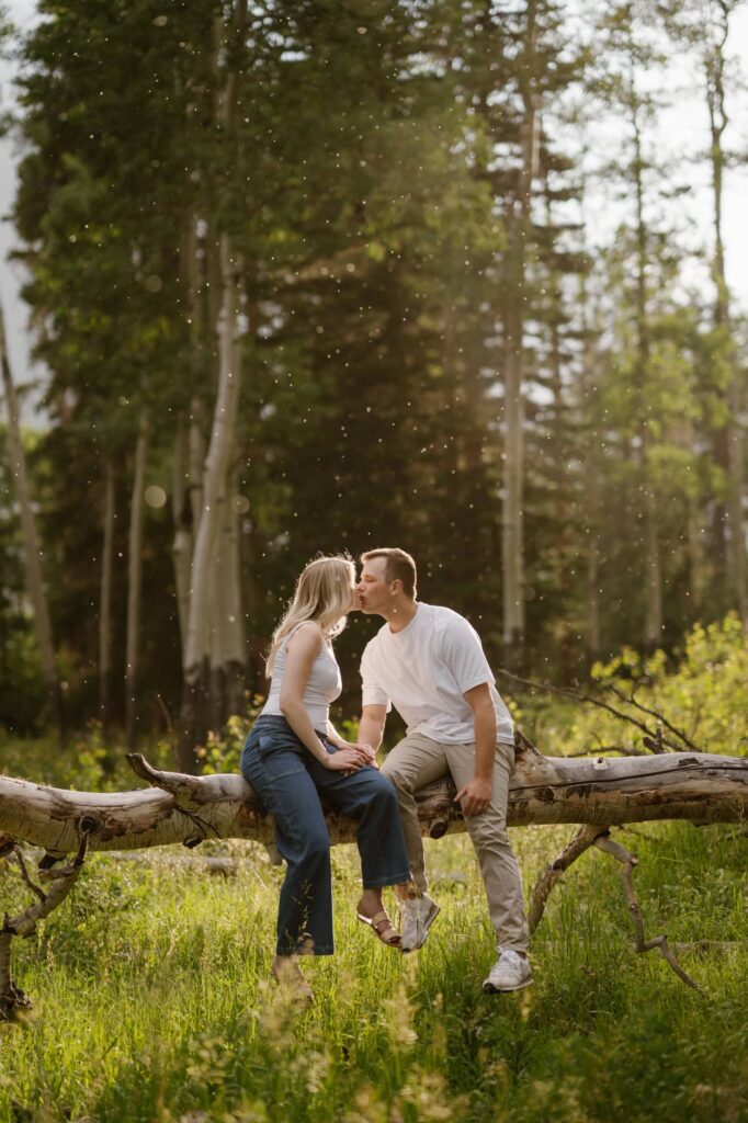 Casual outfits for Rocky Mountain National Park maternity photos