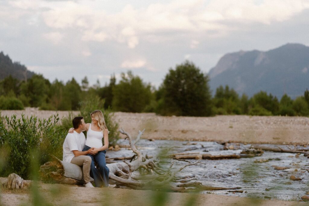 Maternity photos near the water in Colorado