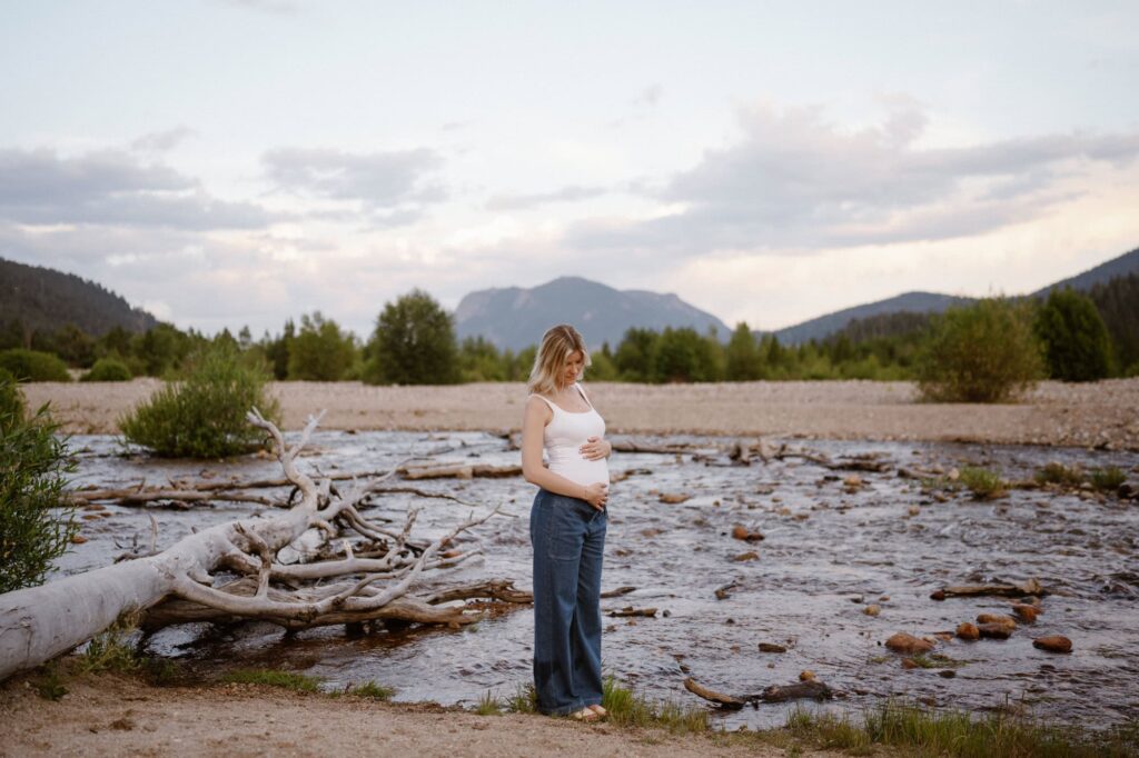 Maternity photos in Colorado mountains