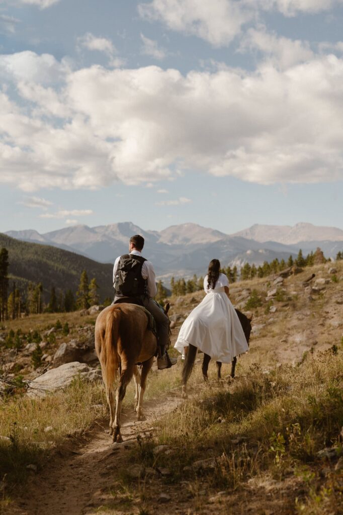 Horseback wedding photos in the mountains