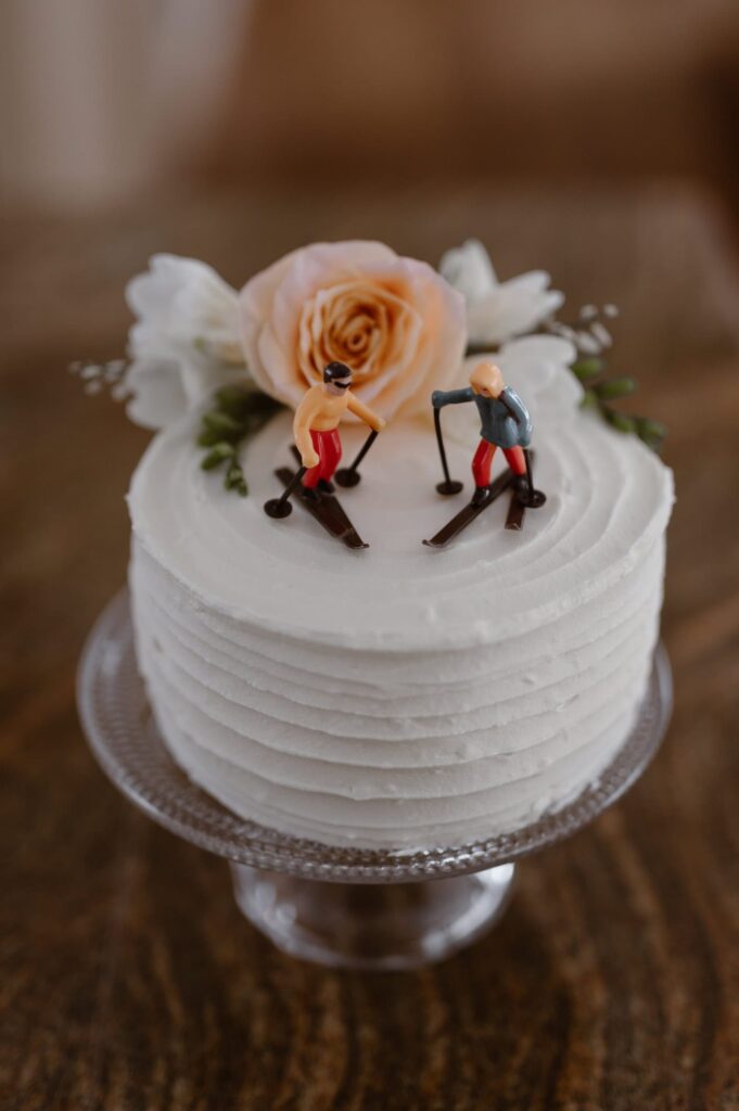 Winter wedding cake with skiiers