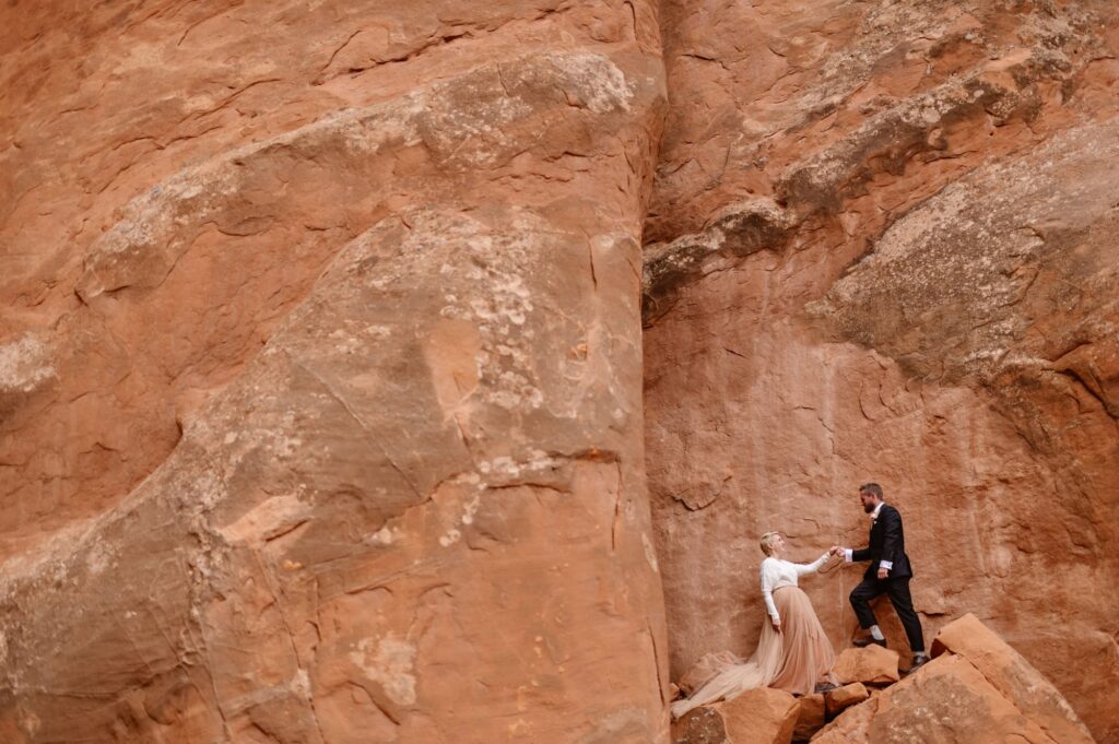 Bride and groom photos in Canyonlands National Park