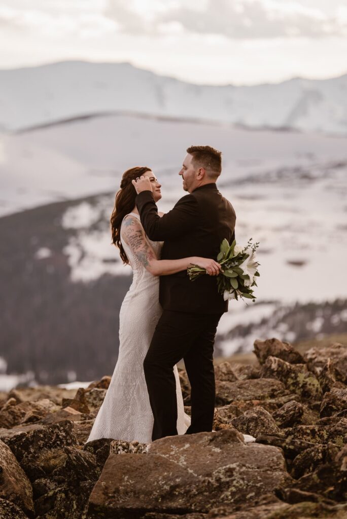 Photography of couple eloping in the mountains of Colorado