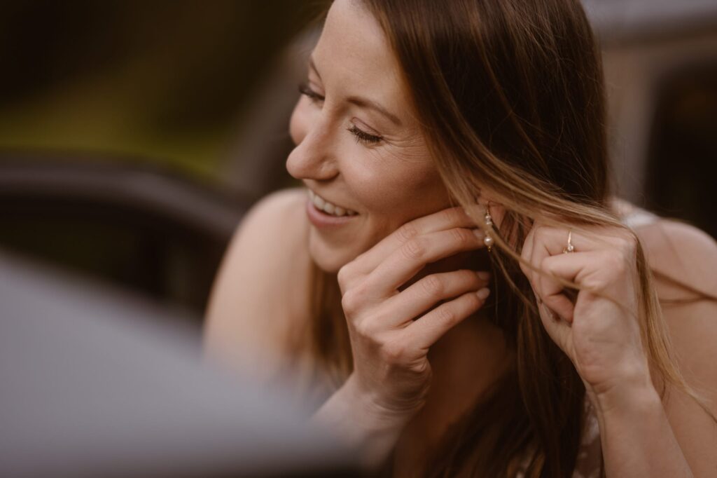 Bride putting on her earrings 
