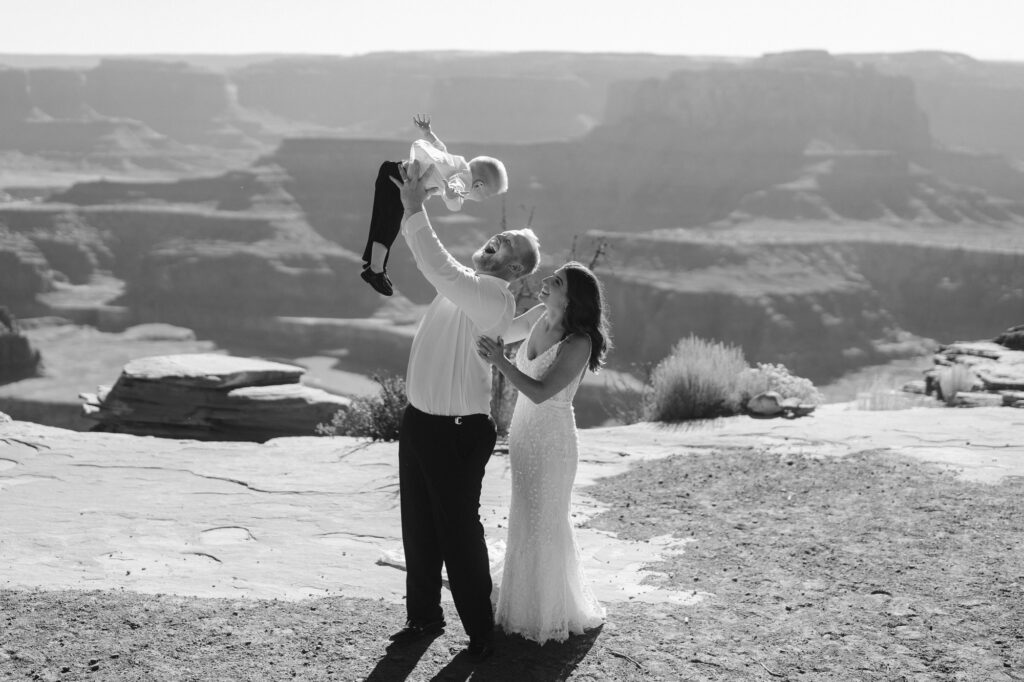 Cute photos of couple eloping with their kid in Moab, Utah