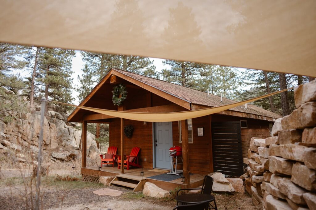 Airbnb cabin in Estes Park Colorado for wedding getting ready photos