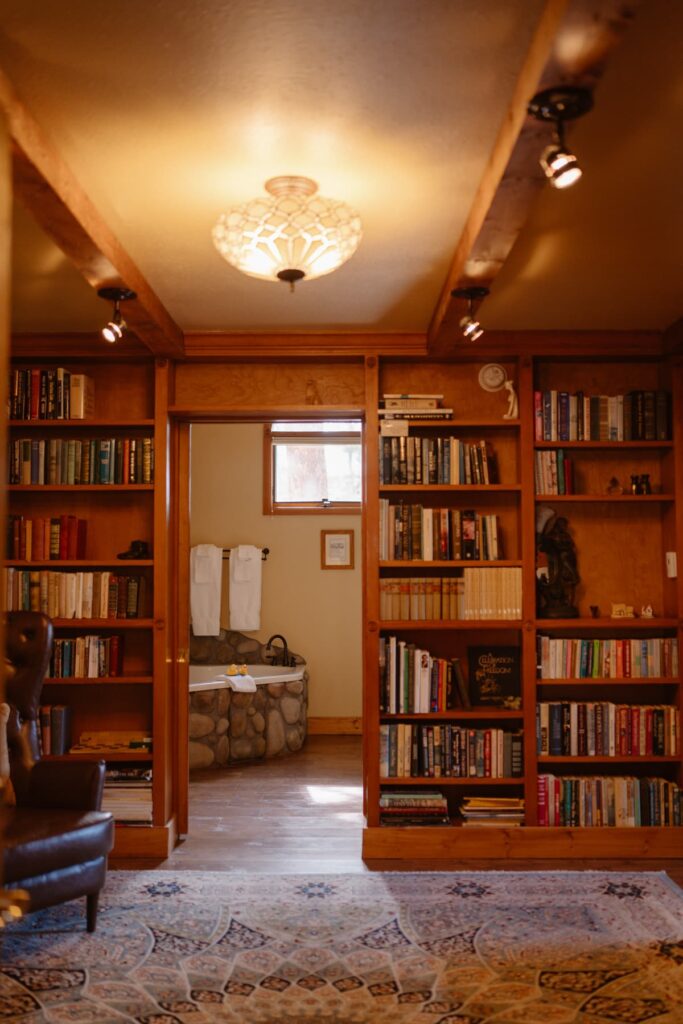 Library room and private bathroom at Romantic RiverSong Inn in Estes Park